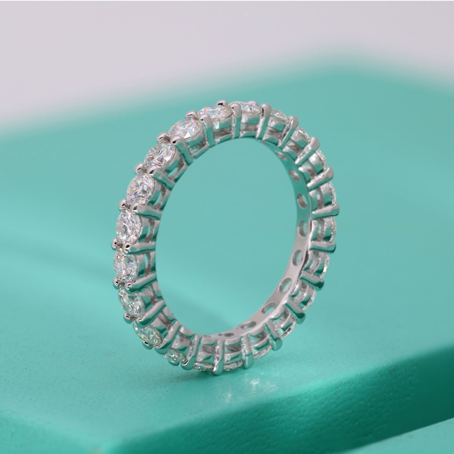 Full circle moissanite ring for women, closed-mouth live broadcast source, S925 pure silver plated with 950 gold, light luxury round thin style, delicate and compact.